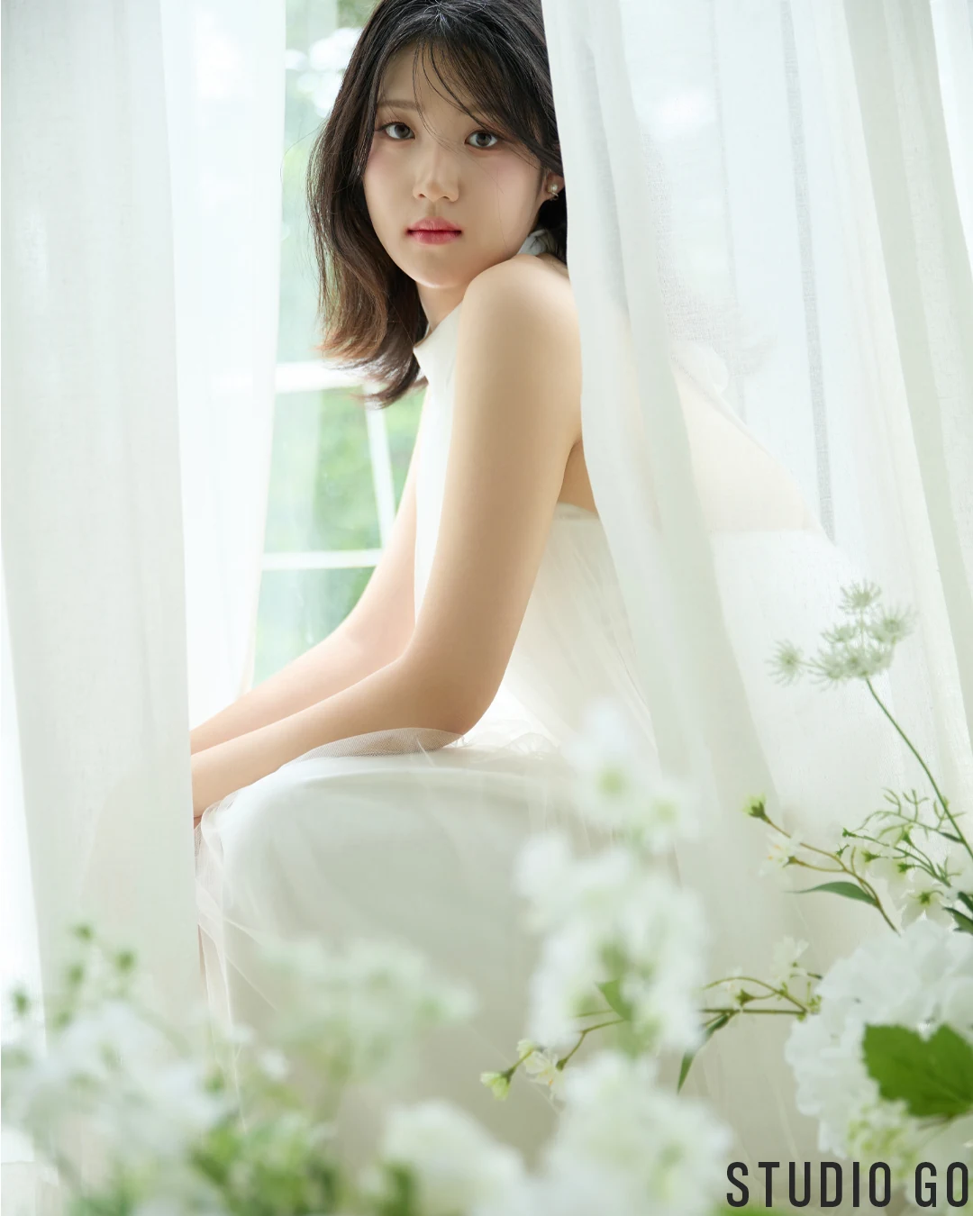 고스튜디오 예시 사진: 창가에 앉은 신부